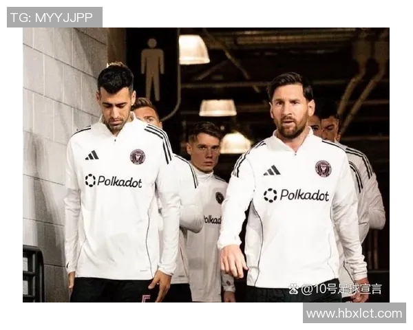 足球明星为何在赛场上展现出超凡实力与魅力的深层原因分析